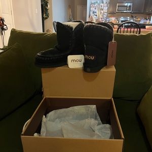 MOU Black Boots